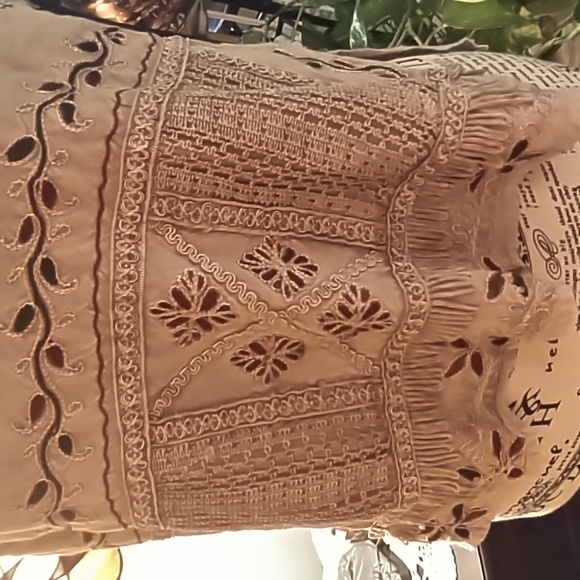 Women's gently used Shoreline embroidered top size medium - Picture 3 of 6